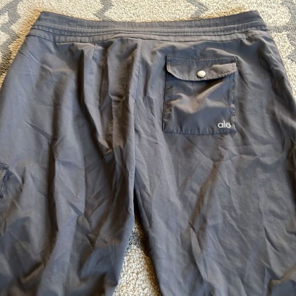 All cool fit Cargo Cropped Pants in grey size M EUC - Picture 6 of 9